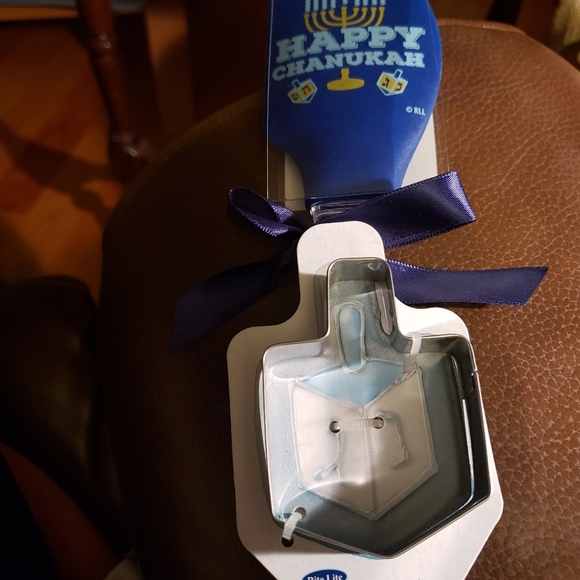 Chanukah Baking 2 Piece Set - Includes a Spatula and Dreidel Shaped Cookie - Picture 5 of 5